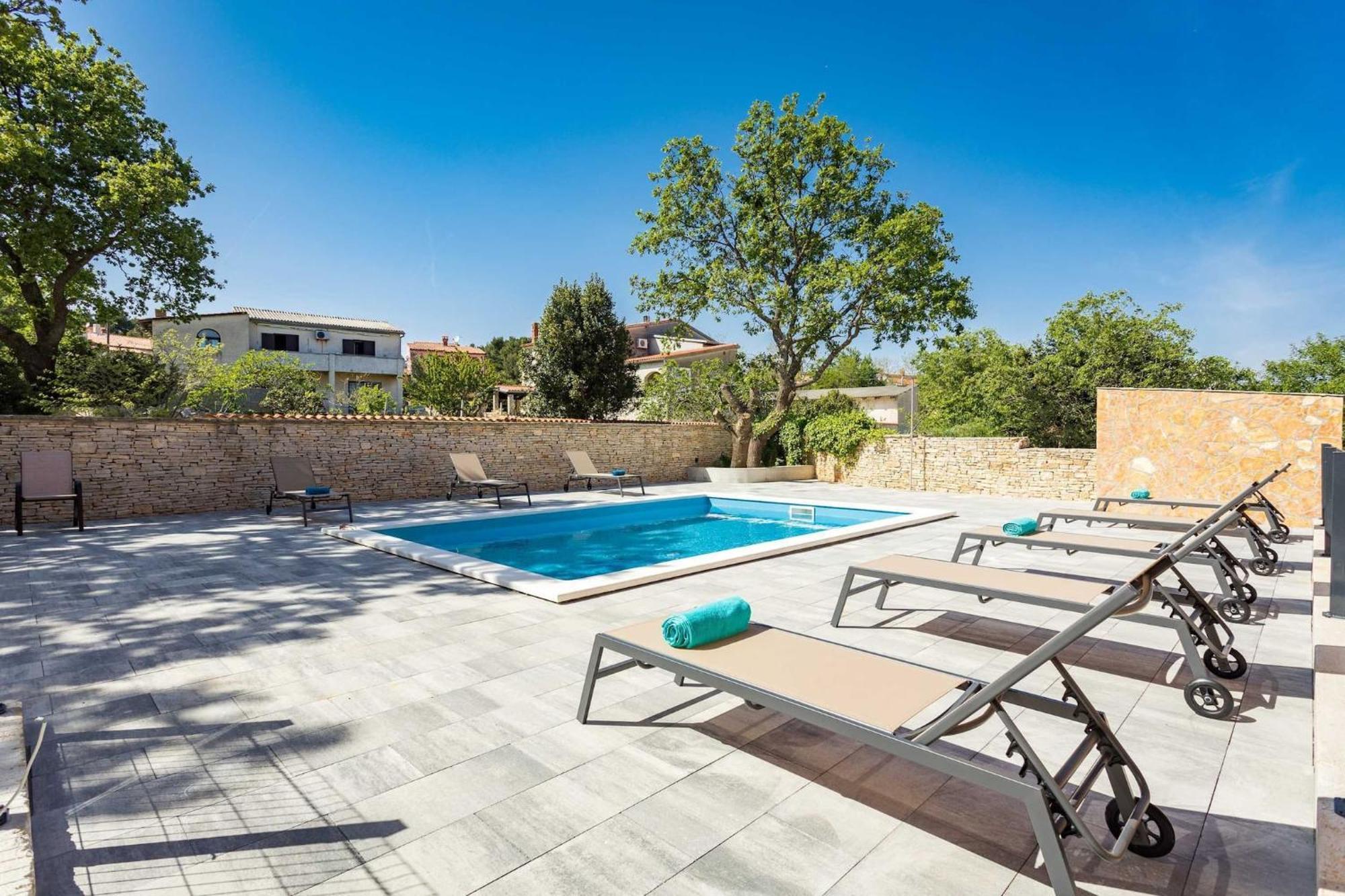 Apartments Cesare With Shared Pool Ližnjan Exteriér fotografie