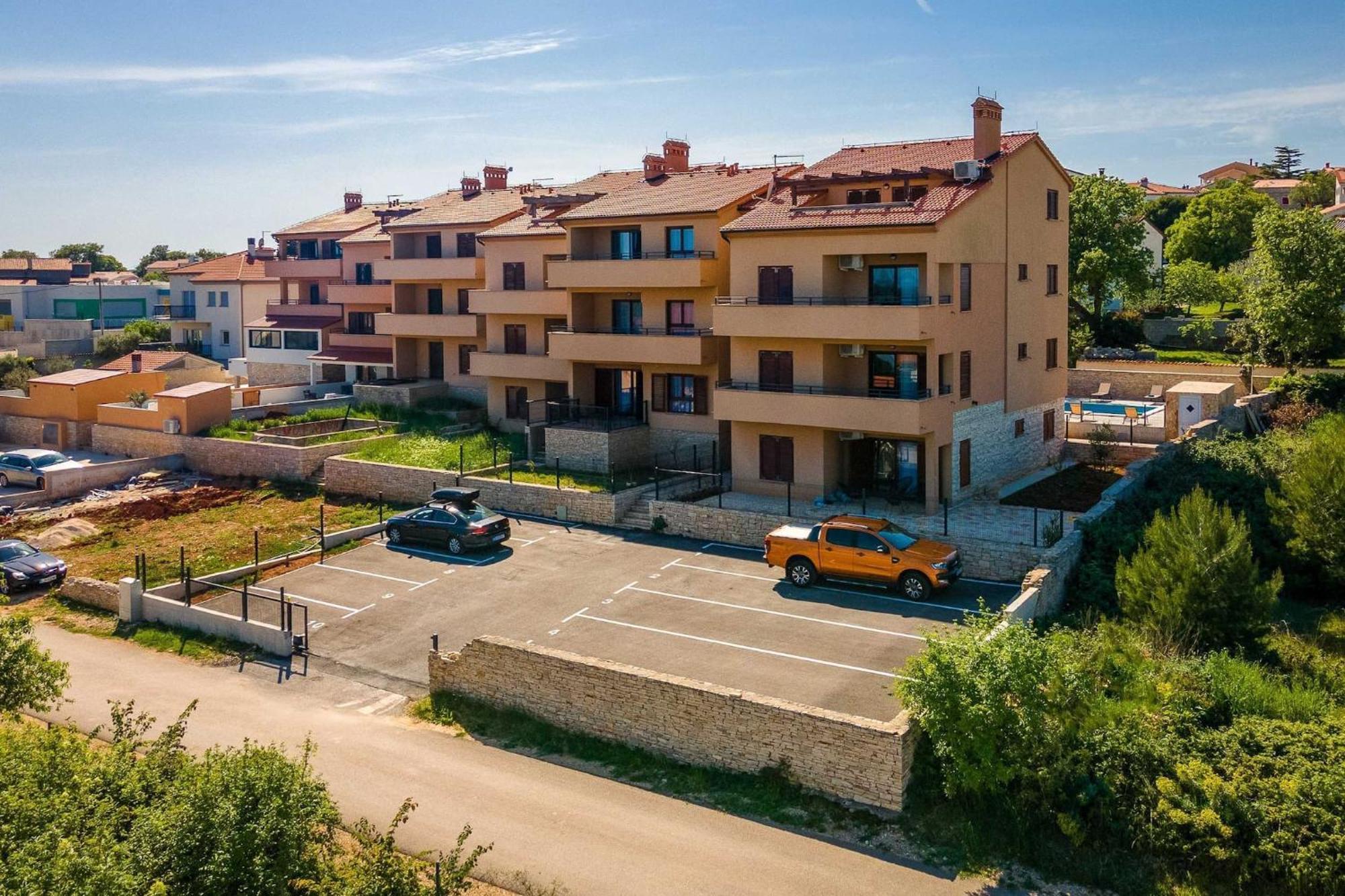 Apartments Cesare With Shared Pool Ližnjan Exteriér fotografie